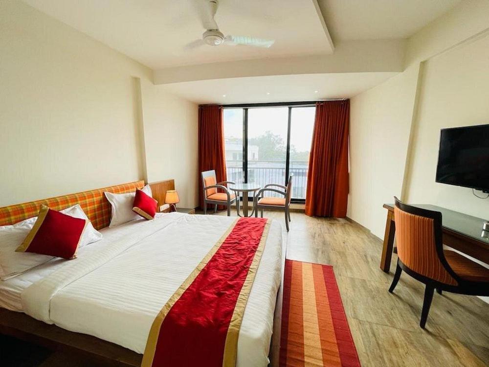 Om Sanctuary Resort By Pinks Hospitality Rupāwati Zewnętrze zdjęcie